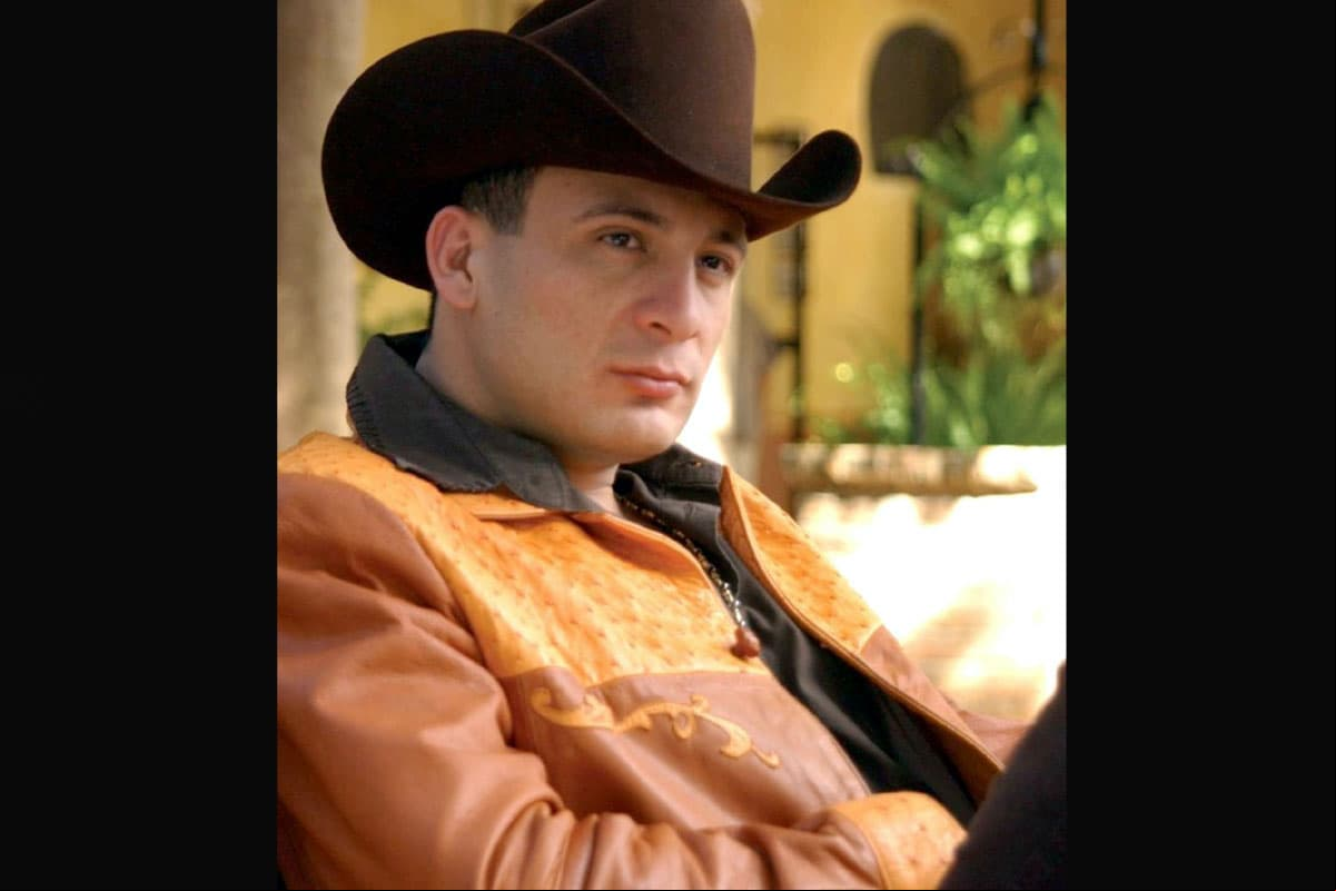 Valentín Elizalde. El llamado “Gallo de oro” fue atacado en su camioneta al salir de una feria en Tamaulipas en 2006 por tres hombres quienes, con armas de grueso calibre, dispararon en 75 ocasiones, matando al cantante junto a su chofer y su representante.