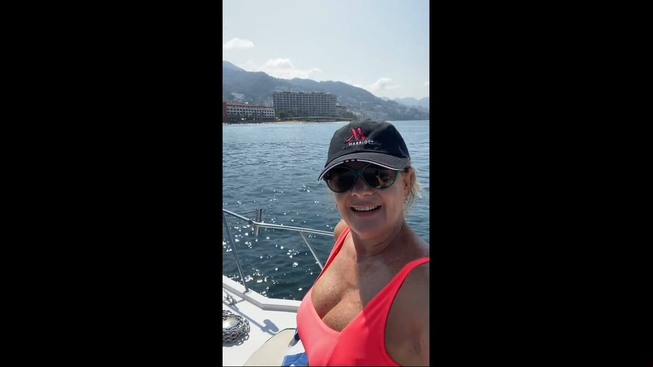 A través de su cuenta oficial de Instagram, la actriz compartió varias imágenes en las que orgullosa apareció en trajes de baño completos y bikinis, los cuales le valieron miles de ‘Me gusta’ e infinidad de piropos.