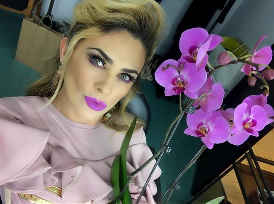 Aracely Arámbula desata críticas por besar a su hijo...¡En la boca!
