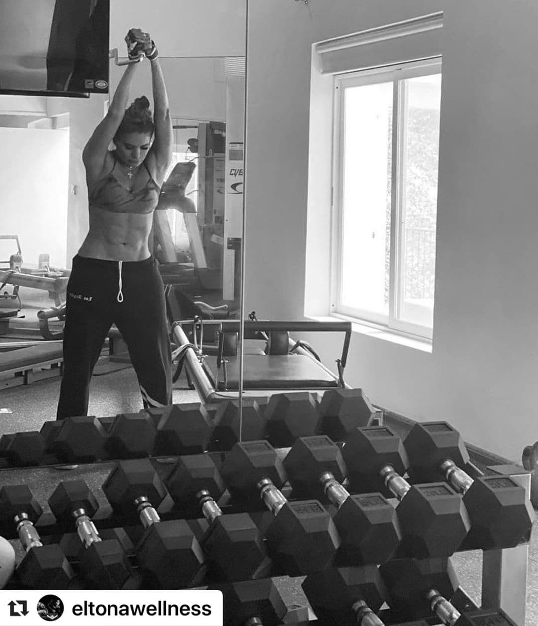 "Es un método de entrenamiento que se llama Tacfit que trabajamos más bien la calidad y no la cantidad pero de principio nos enfocamos en la respiración porque lo que queremos es brindarle longevidad al cliente", explicó el coach.