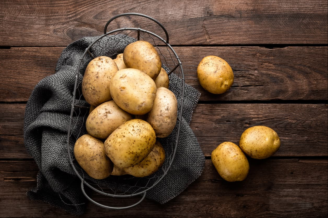 Papas. Colocar rodajas en las axilas, las cuales contienen ácidos que funcionan como blanqueadores para la piel; además su aplicación ayuda a la eliminación de células muertas.
