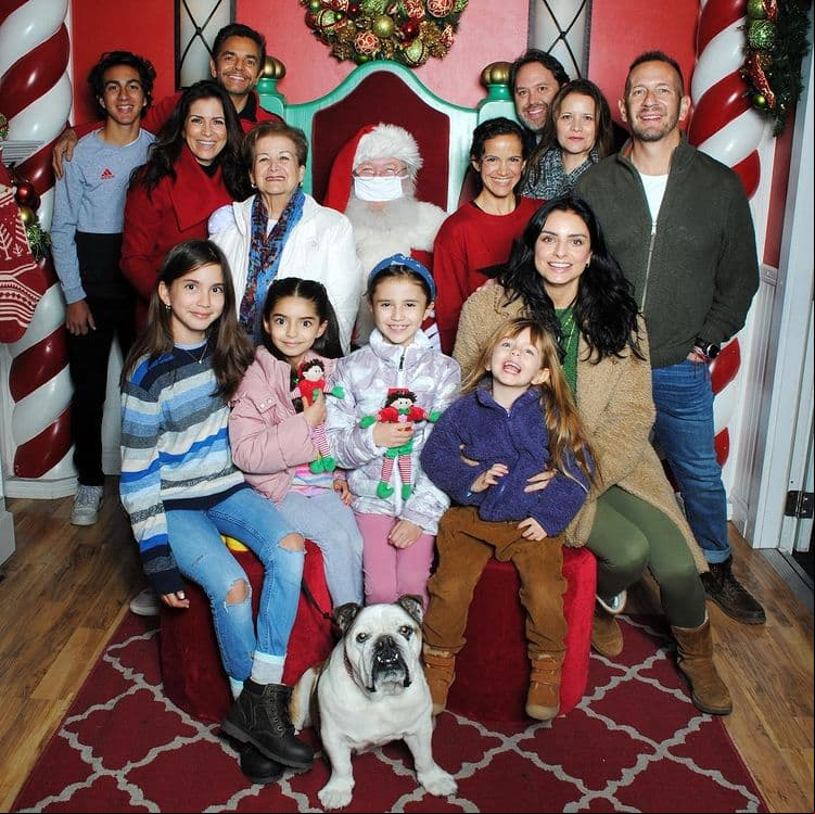 Alessandra Rosaldo compartió como cada año la clásica foto familiar en la que se encuentran en compañía de Santa Claus y aprovechó para dar un mensaje a sus seguidores: “Desde aquí, les enviamos abrazos apretados y cargados de amor y buenos deseos”.