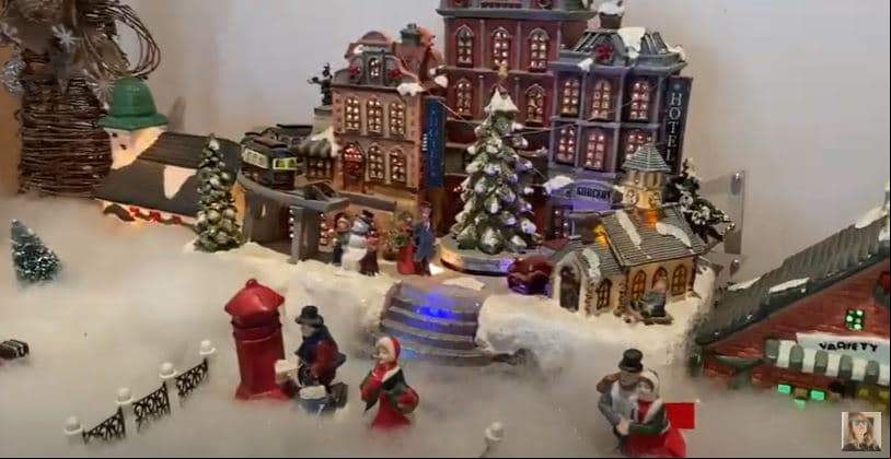 De los detalles que más llamaron la atención fueron las villitas navideñas que colocó también cerca de la entrada de su casa.