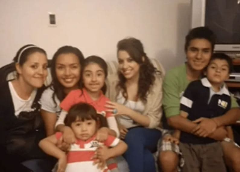 Karime con su hermana y otros familiares
