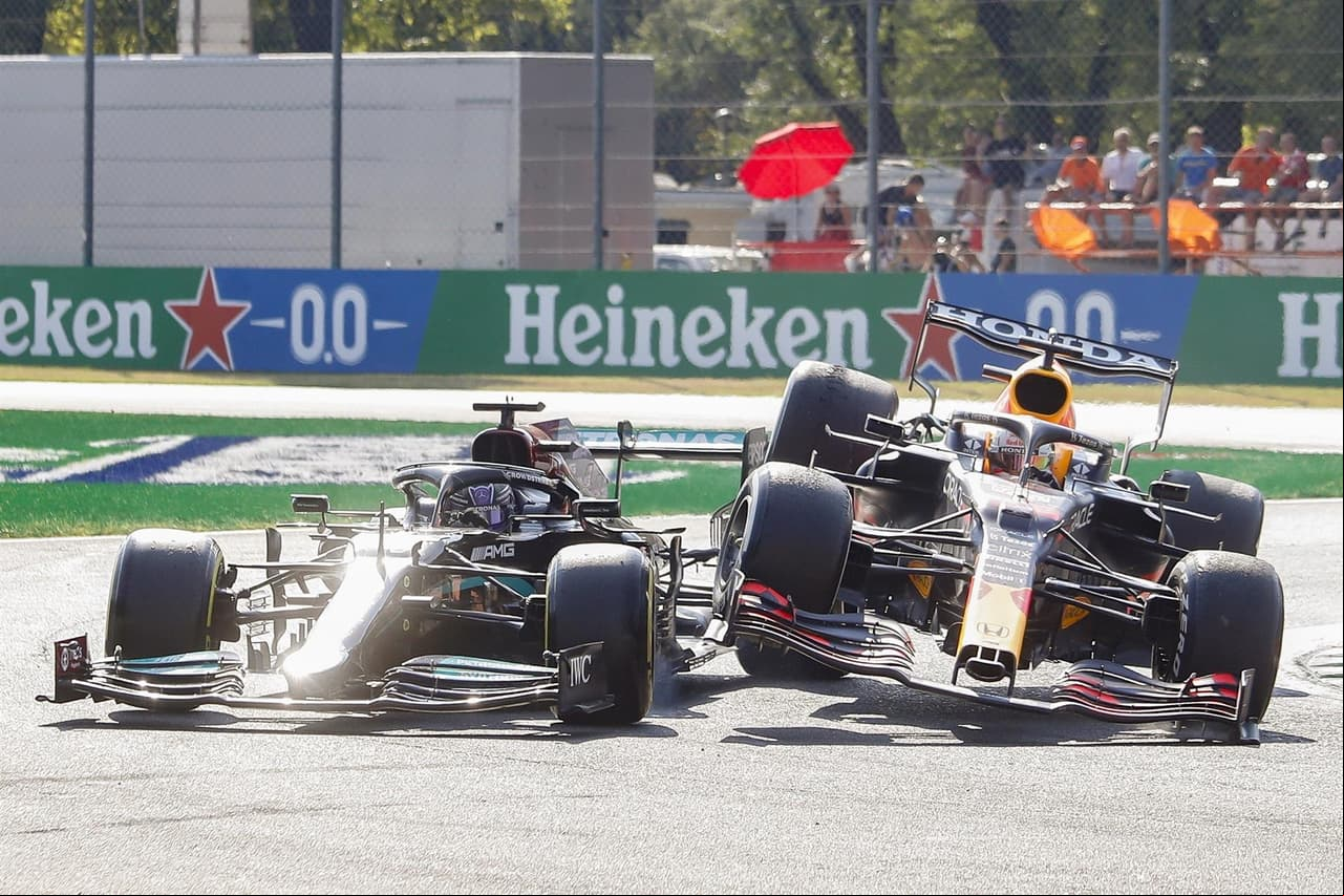 Daniel Ricciardo se lleva el Gran Premio de Italia y, en segundo lugar llegó su compañero Lando Norris, dandole a McLaren el uno dos en el podio. Max Verstappen y Lewis Hamilton tuvieron un incidente al inicio de la carrera, dejándolos fuera, mientras que Sergio Pérez llegó en tercer lugar pero tras una penalización, cayó a la quinta posición.