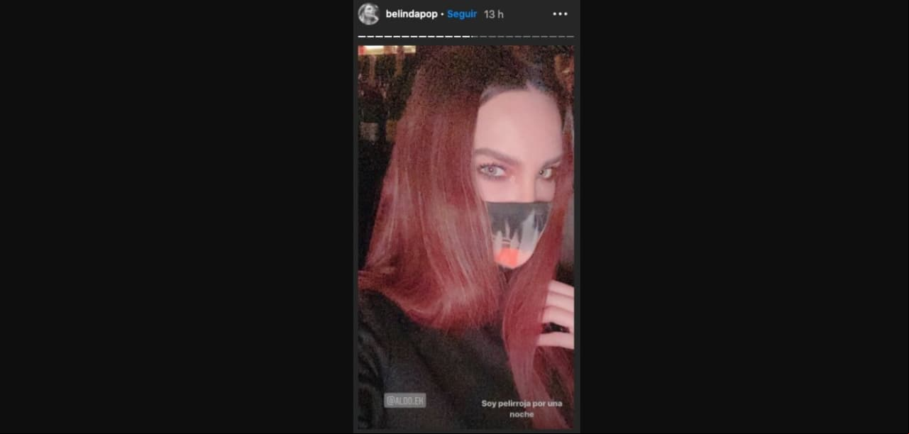 La primera imagen que la volvió tendencia fue en la que apareció con el pelo ‘teñido’ de color rojo, aunque minutos después dejó entre ver que podría tratarse de una peluca.