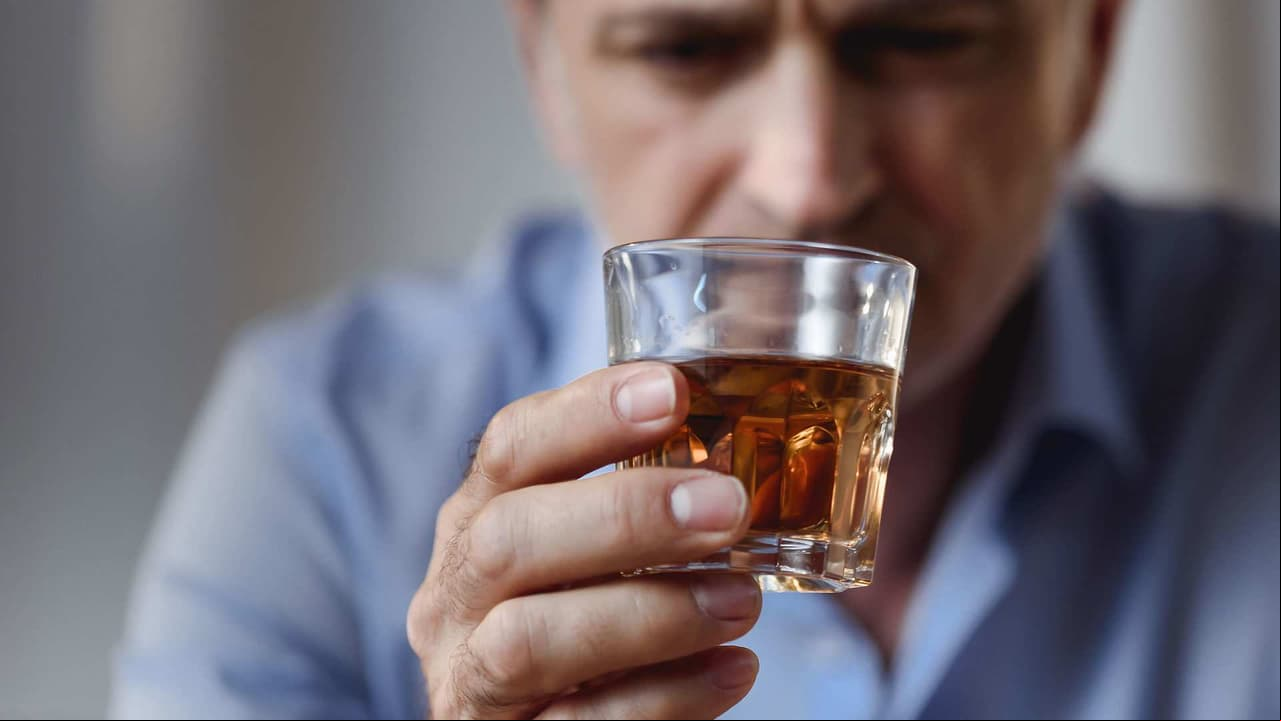 Identifica a una persona con problemas de alcohol a través de su letra