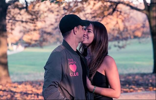 Aunque la primera fotografía de la pareja en el Instagram de Chicharito fue hasta noviembre de 2018, el comienzo de su relación podría remontarse hasta el verano de ese año, entre los meses de junio y agosto, pues algunos comentarios de Kohan en el perfil de su ahora novio, delatan el inicio de su historia de amor.