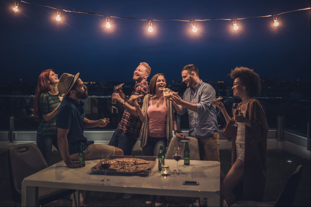 Rodéate de gente positiva. Busca estar con personas positivas, que te ayuden a aliviar tus penas con risas, apoyo y cariño.