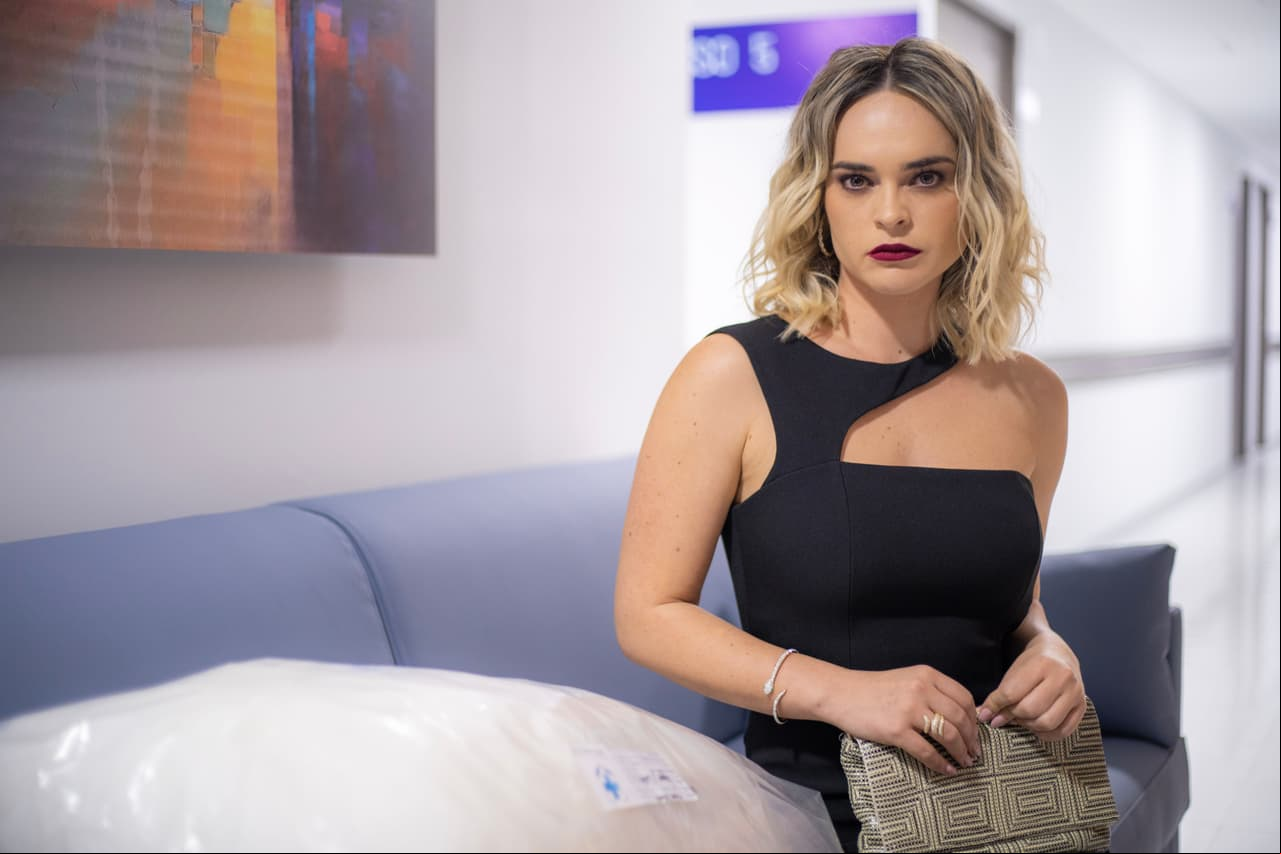 Mientras que 'Sraya' (Fabiola Guajardo) está dispuesta a todo para quitar a 'Mariana' de su camino.