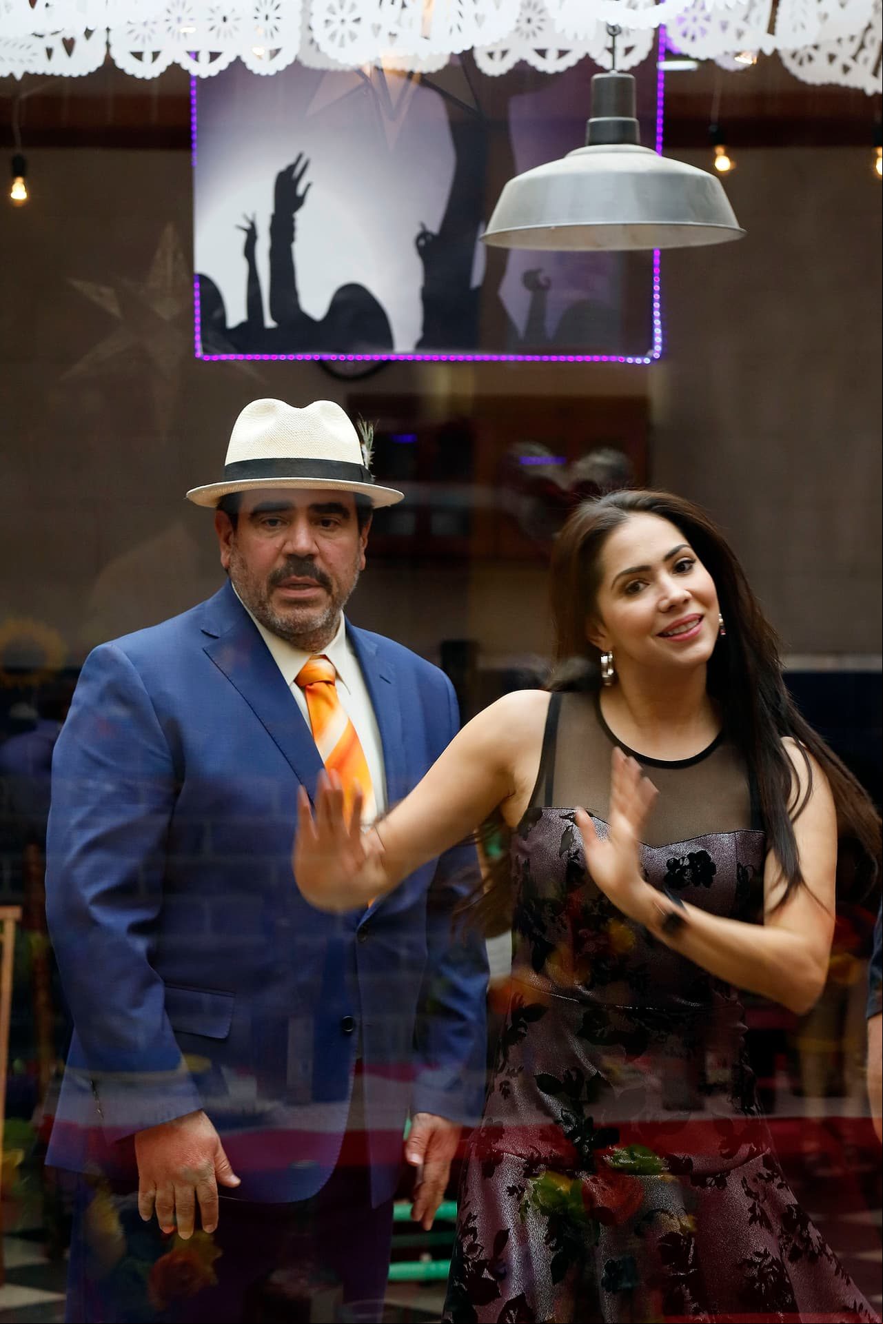 Padre e hija (Reynoso y Graniewicz) comparten un divertido momento juntos.