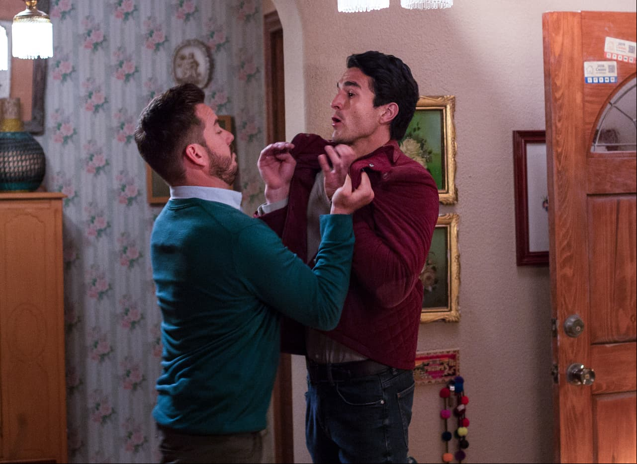 Pero como 'Ricardo' no entendía, ¡'Claudio' decidió sacarlo a empujones!