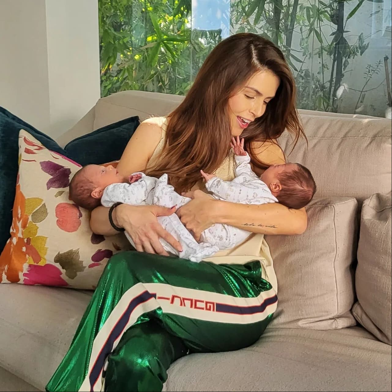 Claudia Álvarez abraza con amor a sus hijos Clío y Billy.