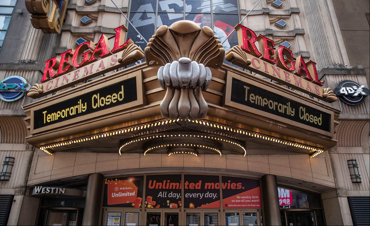 Nueva York, Estados Unidos.
<br>
<br>Varios establecimientos en Nueva York han sido cerrados temporalmente, como los Regal Cinemas, además de que múltiples estrenos de Hollywood como ‘Mulán’ y ‘Rápidos y Furiosos 9’ han sido retrasados hasta nuevo aviso.
