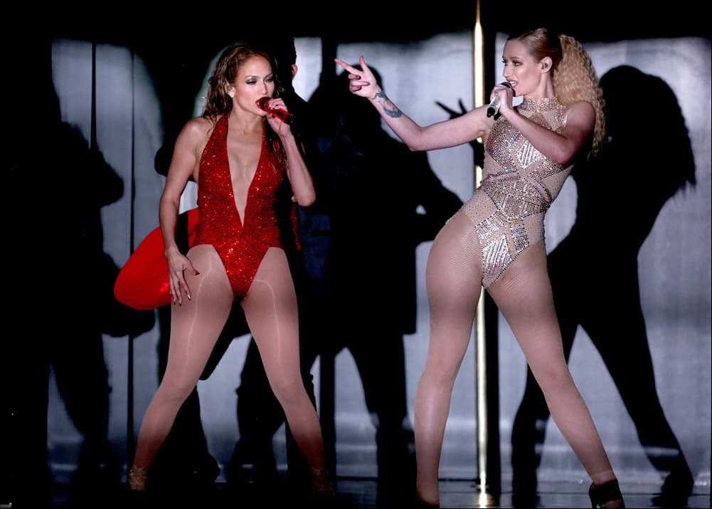 En los últimos diez años, JLo ha conquistado las listas más importantes de la música a nivel mundial con los temas ‘On the floor’, ‘Ain’t your mama’, ‘Dance again’, ‘Booty’, ‘El anillo’, ‘I’m into you’ y ‘Medicine’, además de colaborar con Pitbull, Iggy Azalea, Lil Wayne, Flo Rida, Ja Rule, LL Cool J, French Montana, Wisin y Bad Bunny.