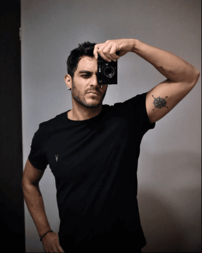 ¿Cuáles son tus pasatiempos? “Me encanta el cine, la fotografía, estudié dirección de cine así que también me gusta dirigir videoclips musicales, me gusta aprender cosas con herramientas, me gusta soldar, hago algunas cositas de herrería en la casa y me gusta viajar, cocinar, corregir color para video y cine y siempre cosas creativas, nunca estoy quieto”.