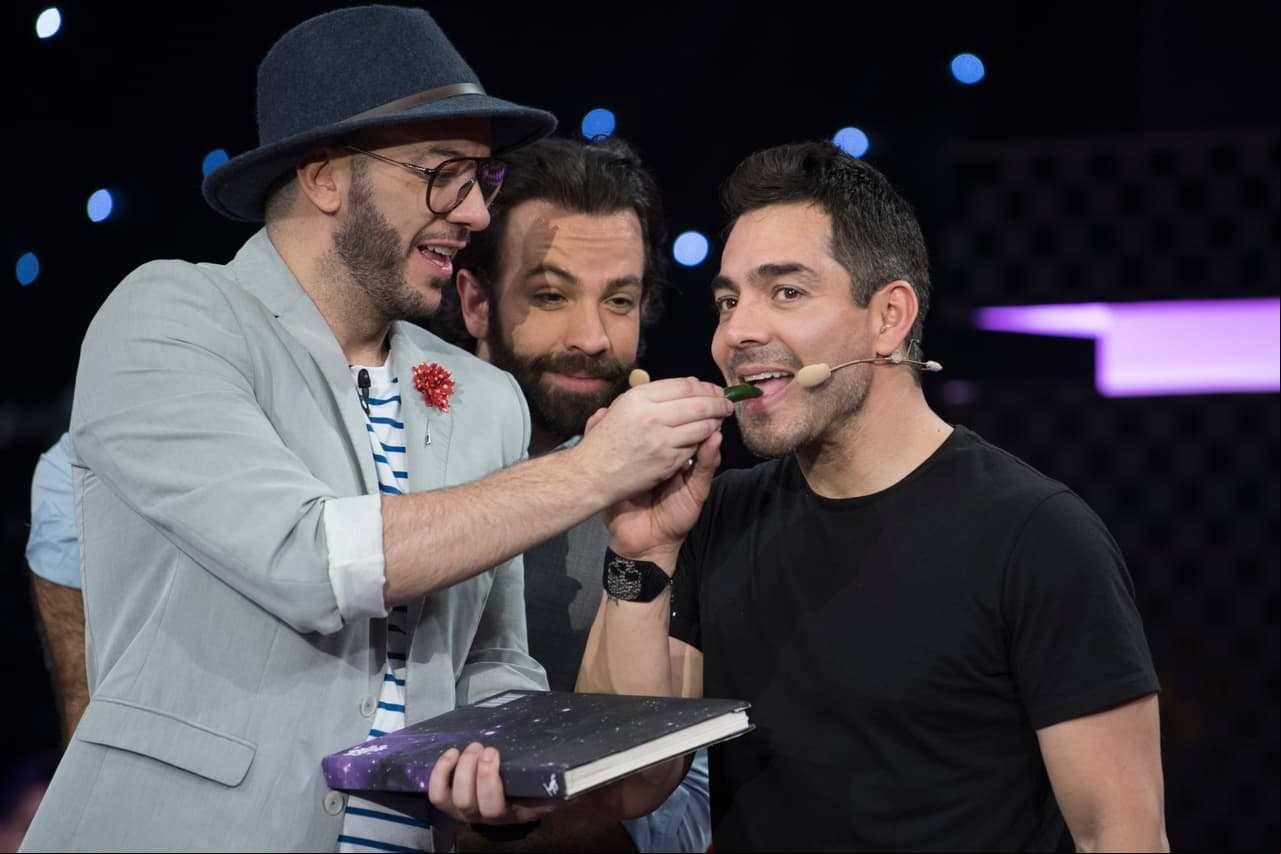 Omar perdió y le toco morder un chile