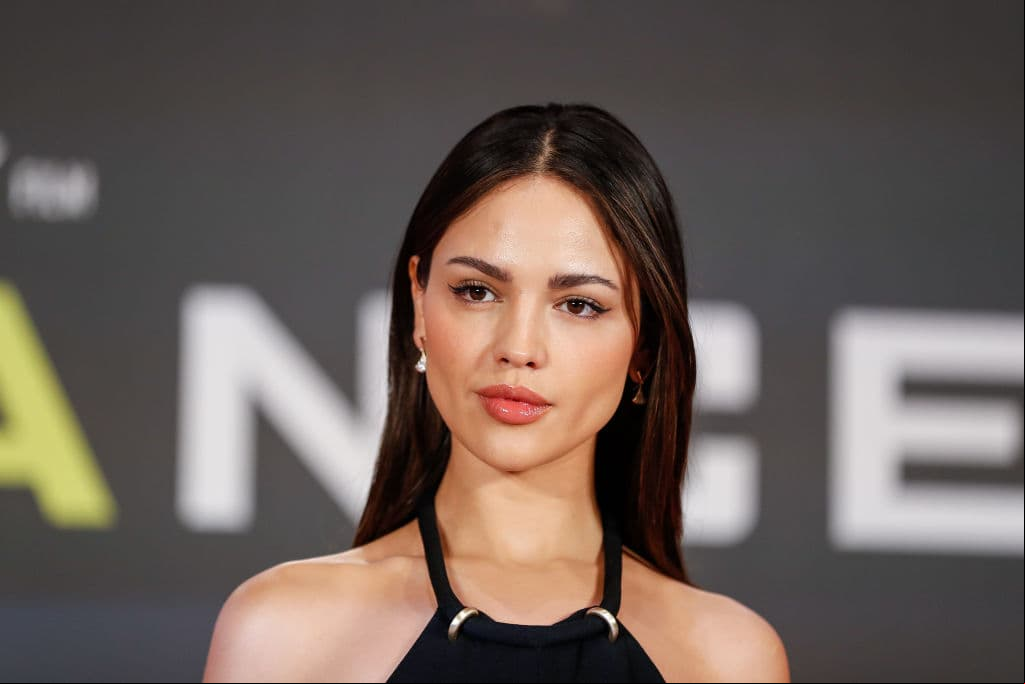 Eiza González derrocha glamour en París durante premier
