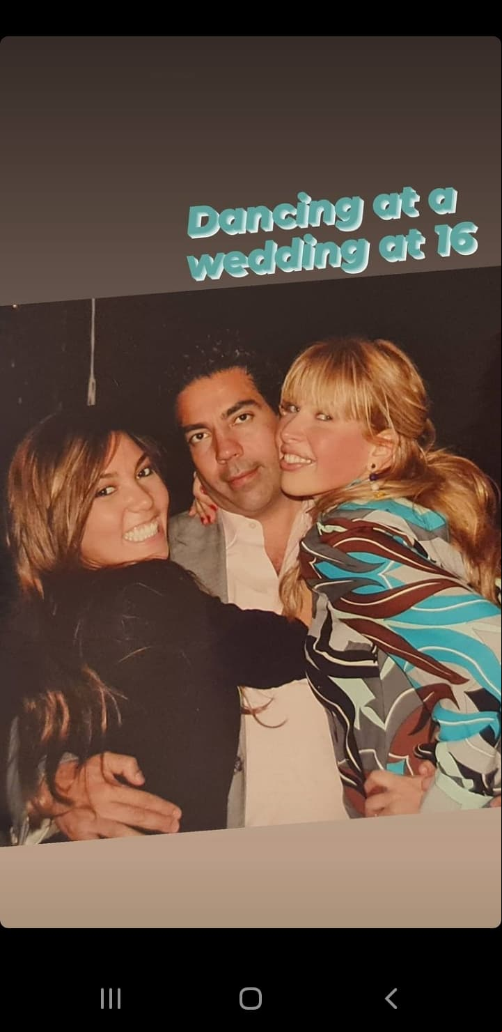 En innumerables fotografías, se observa a la intérprete de ‘Yo te esperaba’ posar en diversas ocasiones junto a su ex e incluso con la propia Beatriz Pasquel, quien en todo momento ha respaldado a su hijastra, señalando que sí cree en todas las acusaciones que hizo en contra de su abuelo.