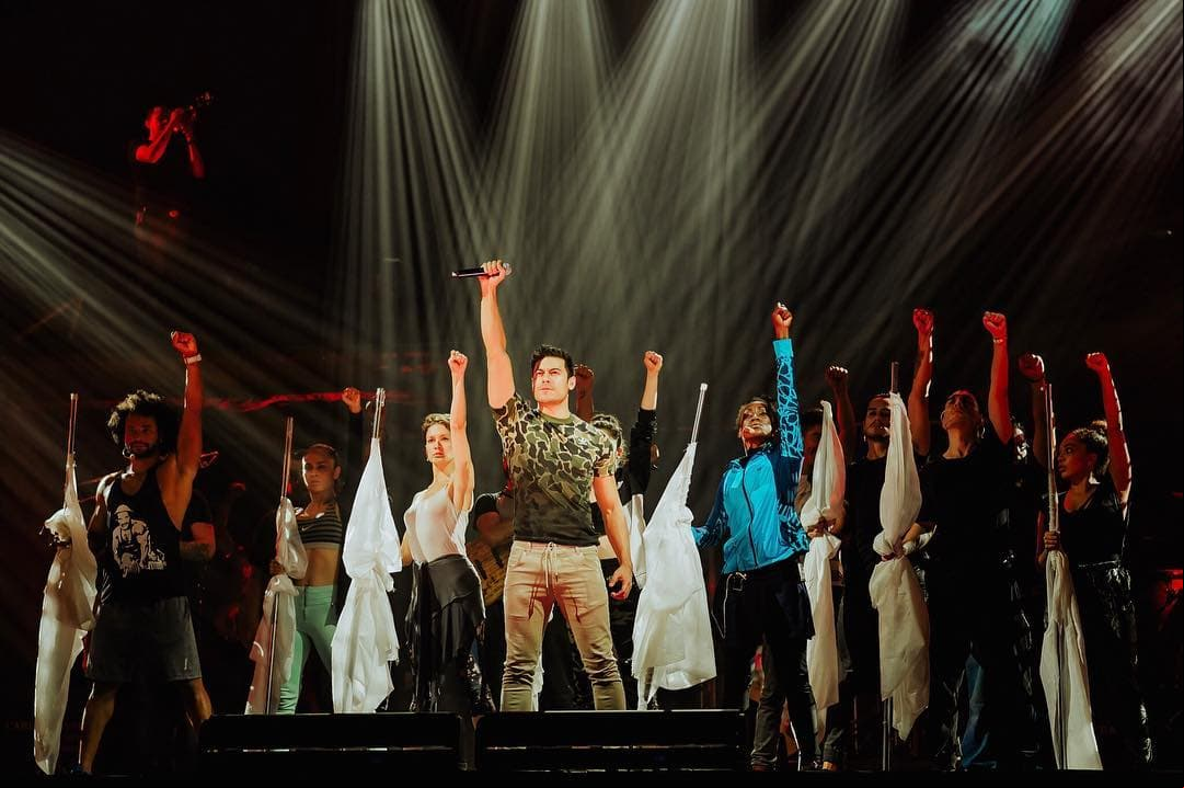 Con su tour "Guerra", Carlos Rivera transformó el escenario del Auditorio Nacional en un 'campo de batalla'.