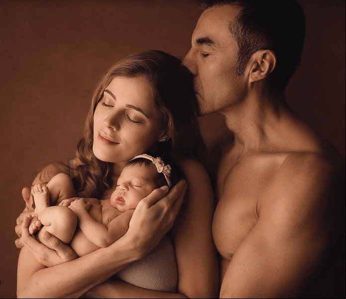 “Queremos compartirles que este sábado 24 de octubre a las 7:05 am llegó a este mundo nuestra hija. Gracias a Dios y al equipo médico tanto ella como su mamá están en perfecto estado. Mi amor mis respetos para ti por lo valiente que fuiste en lograr tan hermoso parto natural sin anestesia”, destacó el comediante.