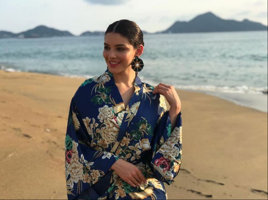 Andrea ganó un programa de televisión que la coronó como reina de belleza.