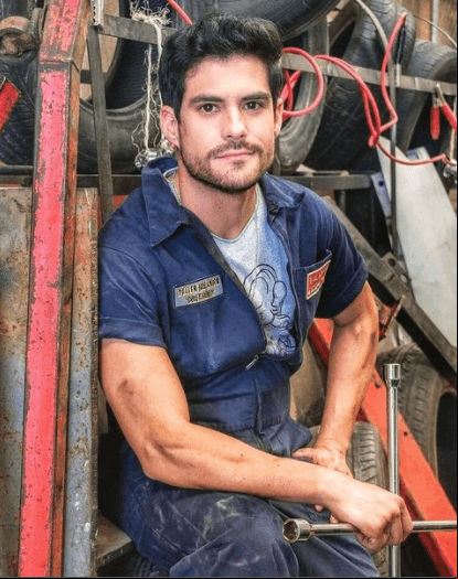 Erick Díaz, quien ha conquistado en telenovelas como "Por amar sin ley", "Sin tu mirada" y "Simplemente María", regresa tras tres años de ausencia en los melodramas como 'Polo'.