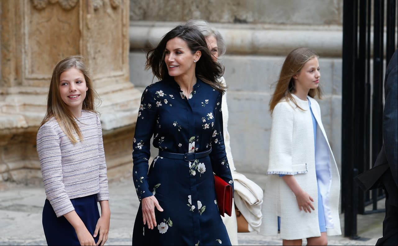 Letizia, quien es madre de las Infantas Leonor y Sofía, usualmente destaca por armonizar los colores que viste, ya que es común que mezcle prendas monocromáticas con estampados discretos, perfectas para toda ocasión.