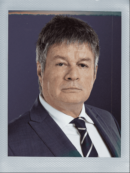 Alejandro Camacho da vida a 'Eugenio Serrano', un poderoso empresario amigo de 'Augusto Cantú'. Frente a 'Victoria' es bondadoso, noble y hará todo para proteger a su familia, pero en realidad es un hombre manipulador, cruel y capaz de engañar y defraudar a quienes lo rodean.