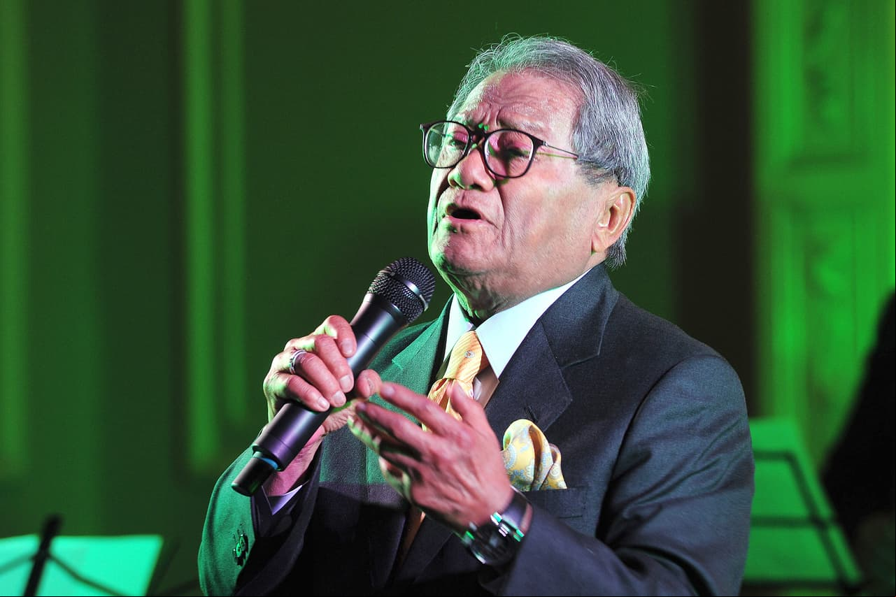 El cantautor yucateco Armando Manzanero falleció la mañana de este lunes 28 de diciembre a los 86 años de edad a causa de un paro cardíaco. La semana pasada, el compositor fue internado tras contraer Covid-19. Su legado en el mundo de la música jamás será borrado.