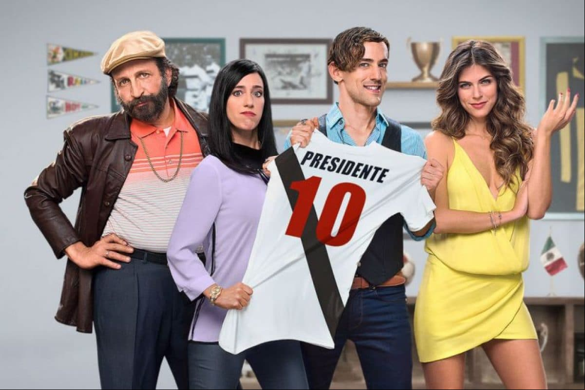 integrante de ‘Club de Cuervos’ posa completamente desnudo