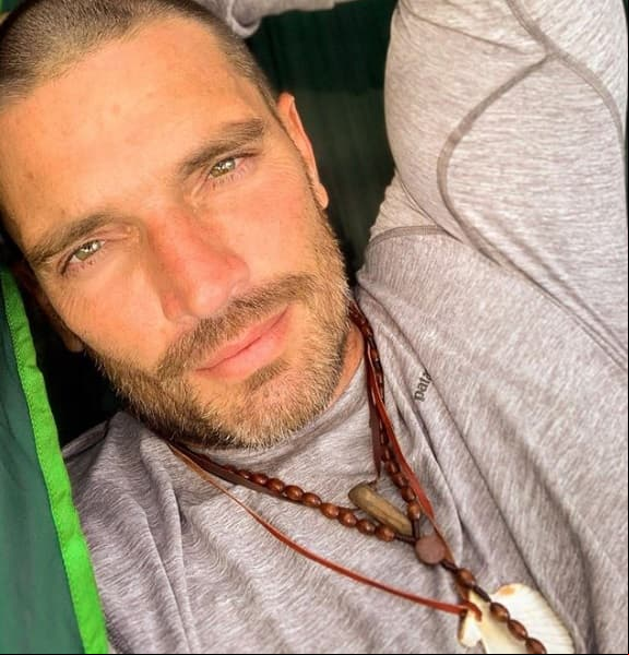 "Me caso": Julián Gil, no tiene novia y por redes sociales explica de qué se trata
