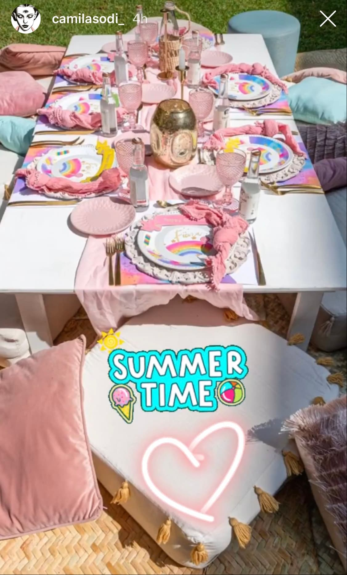 En cuanto al banquete, las asistentes a la fiesta pudieron disfrutar de una mesa decorada con diversos artículos en tonalidades rosas, moradas y azules pastel.