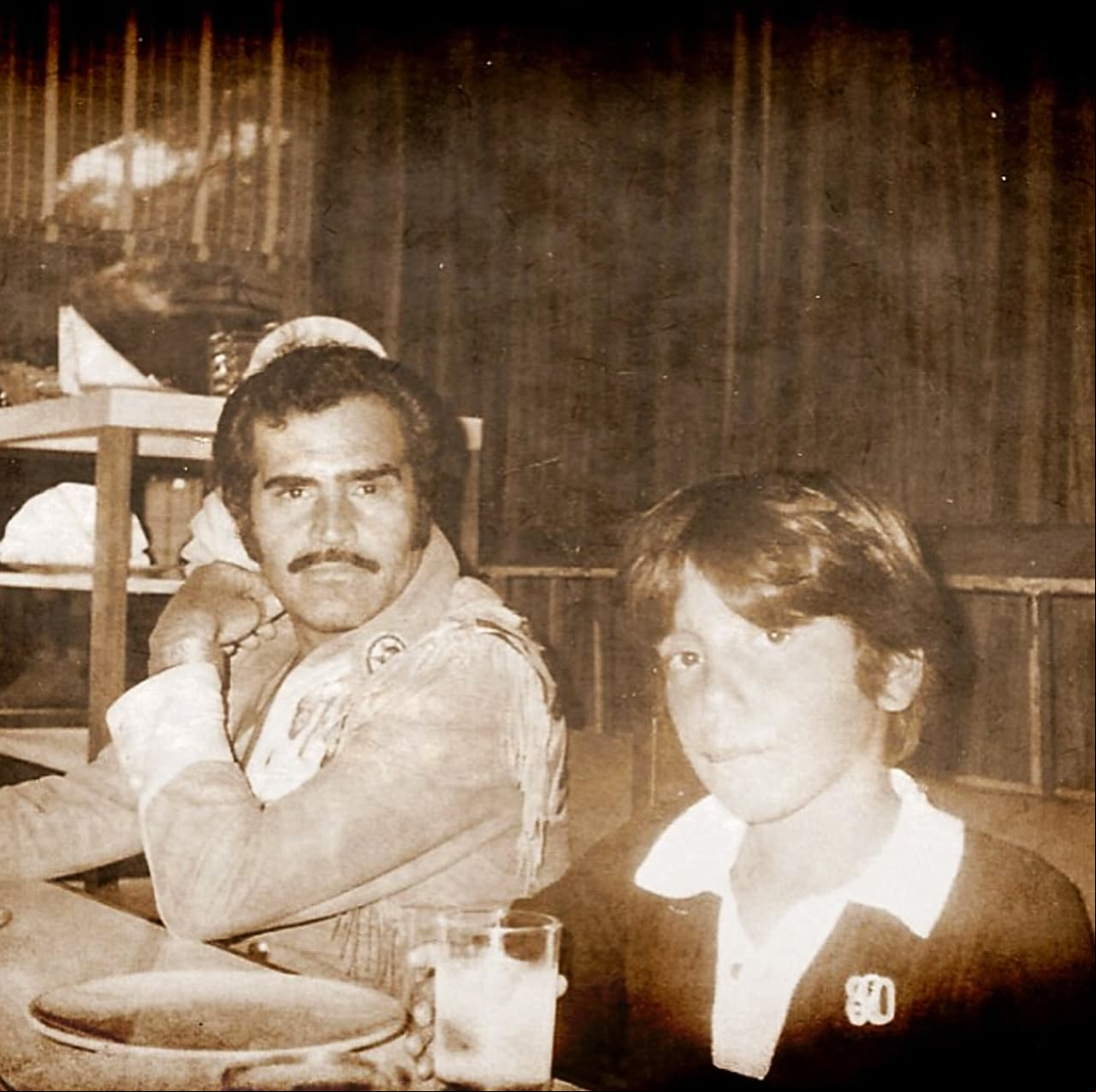 Ese momento marcó para siempre el enorme legado musical que a lo largo de años Vicente le fue transmitiendo a su segundo hijo, pues no es ningún secreto que el 'Potrillo' haya recibido las lecciones más trascendentales sobre la música regional; sus exponentes, su ejecución tanto vocal como instrumental, y la influencia cultural, social y geográfica (pues esa misma da vida y forma a las letras) de la que se nutre.