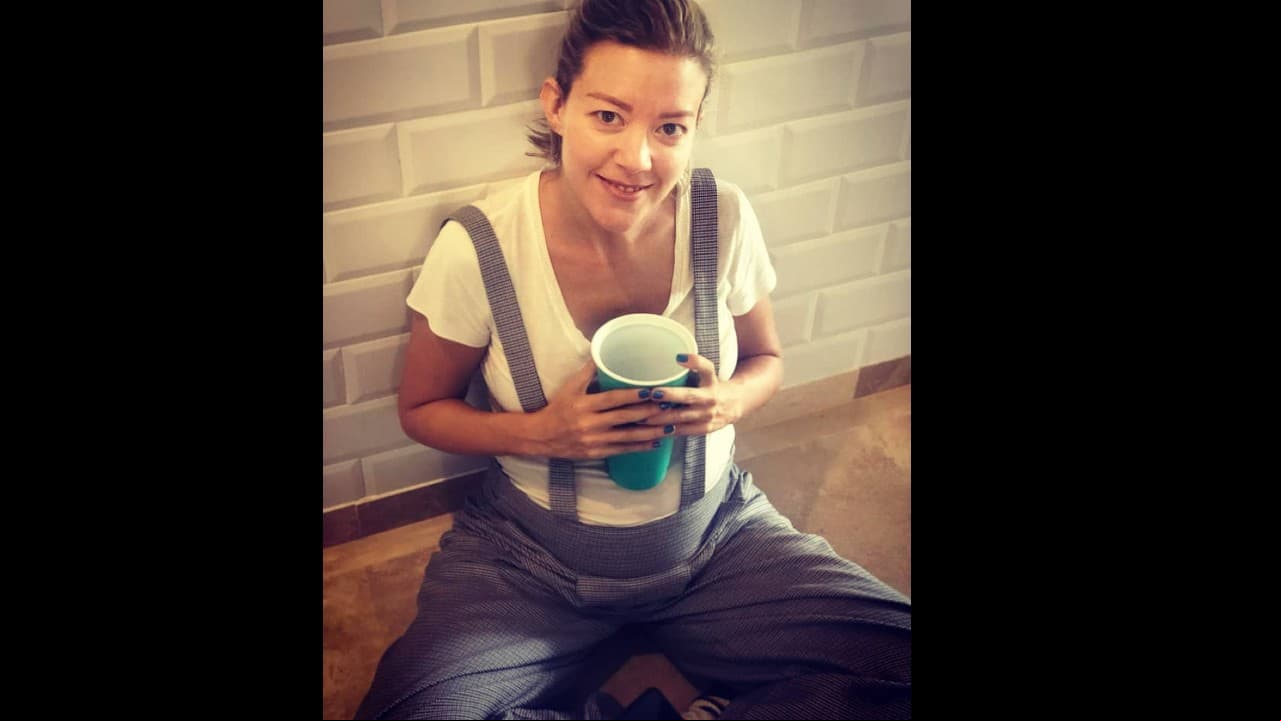 Fernanda Castillo no es la única que ha dejado ver los cambios físicos que ha enfrentado en estos últimos meses, su hermano Pablo recientemente compartió una imagen en la que dejó ver a la actriz luciendo un overol de maternidad.