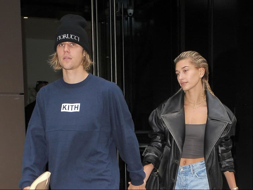 Justin Bieber y Hailey Baldwin. Después de mantener en secreto su relación, los famosos fueron captados besándose en Nueva York. A escasas semanas de haber iniciado su romance, la pareja se comprometió y posteriormente se casó. ¡Todo durante el 2018!