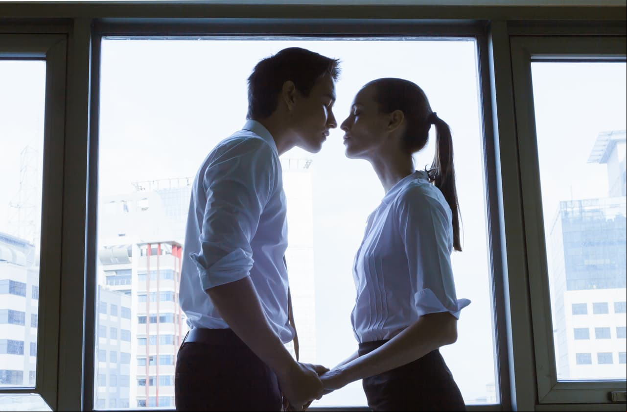 ¿Cómo saber si mi pareja me es infiel en el trabajo?
