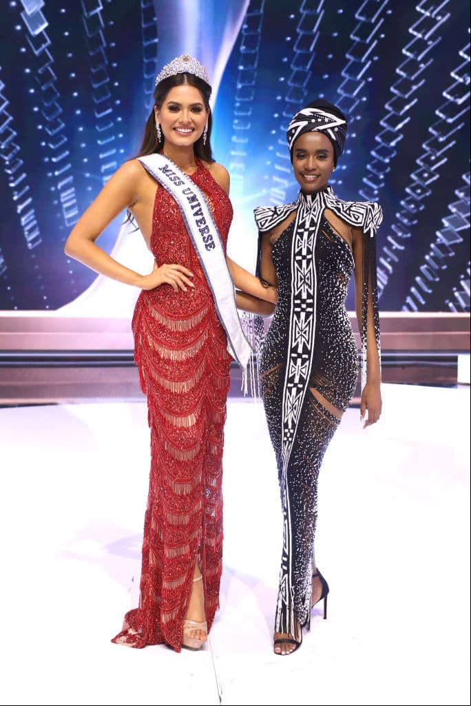 Fue así como Andrea Meza fue coronada como Miss Universo 2021, relevando de sus funciones a Zozibini Tunzi, Miss Universo 2019.