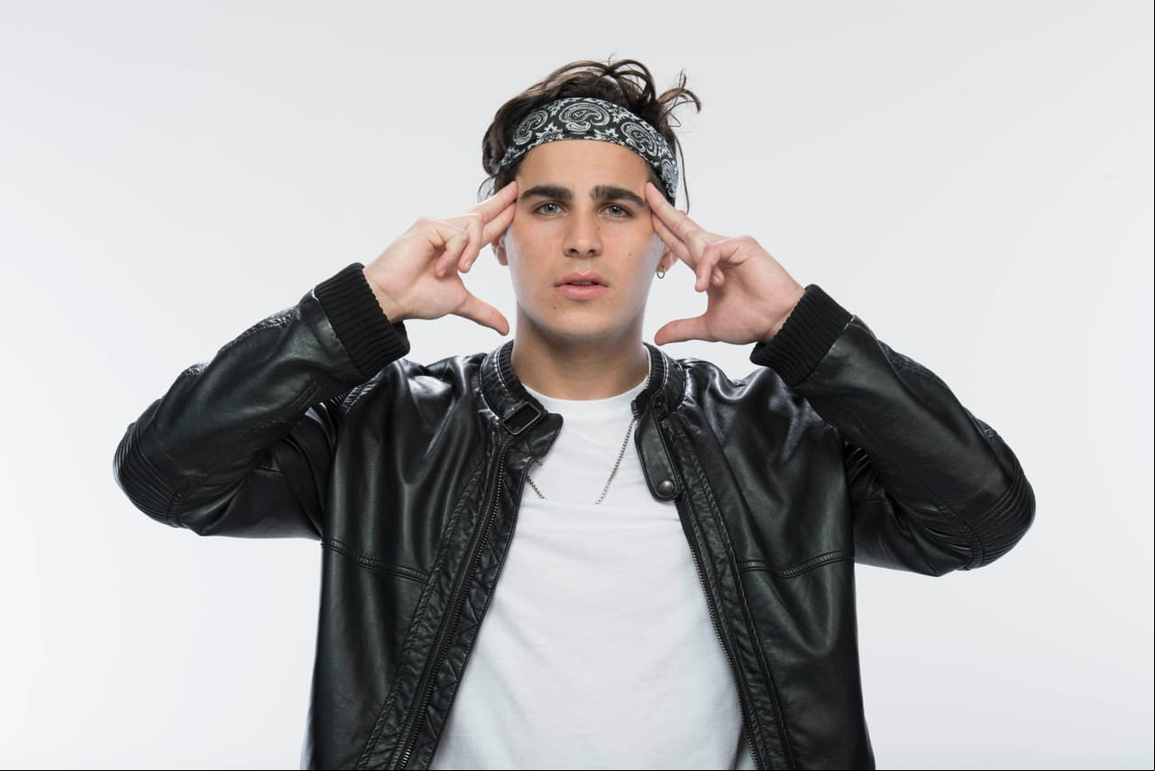 ¿A qué edad iniciaste tu gusto por la música?
<br>
<br>"A partir de los 14 años más o menos. Siento que me inspiro mi tío que es cantante en una banda de rock y tiene su estudio en el garaje".