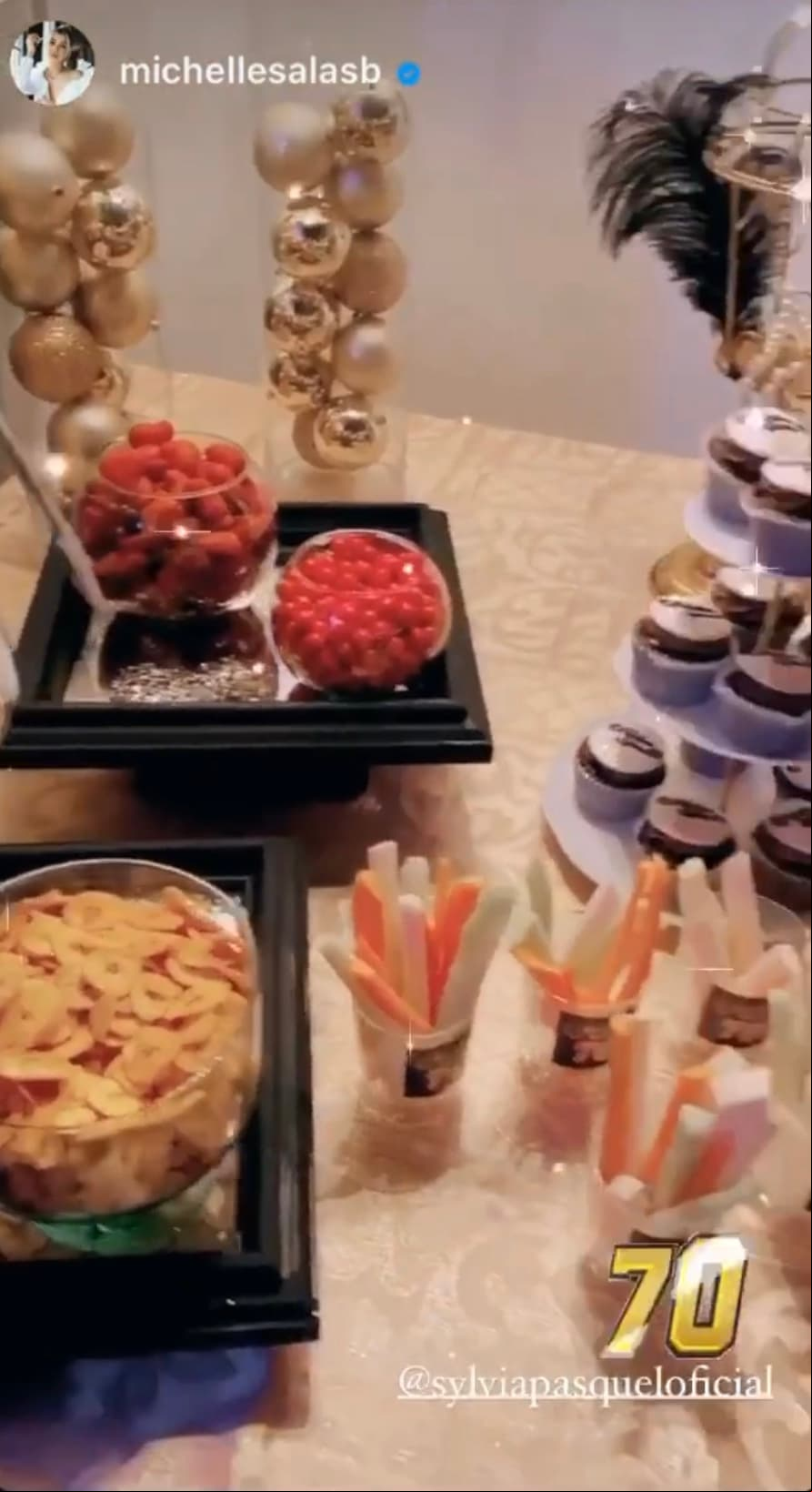 Además, el festejo también contó con una mesa de dulces, en la que existió gran variedad de bocadillos y botanas.