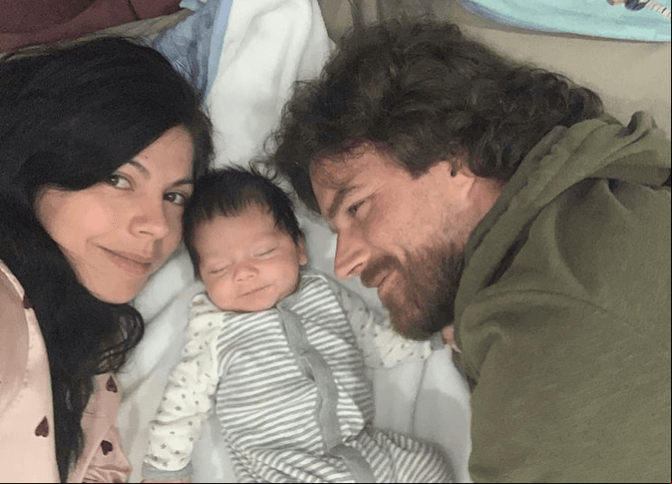 África Zavala debutó como mamá del pequeño León el pasado 13 de agosto. “Ya nació nuestro hijo León a las 3:55 de la mañana, la madrugada de hoy 13 de agosto”, señalaron tanto la actriz como su pareja León Peraza en la revista ¡HOLA!