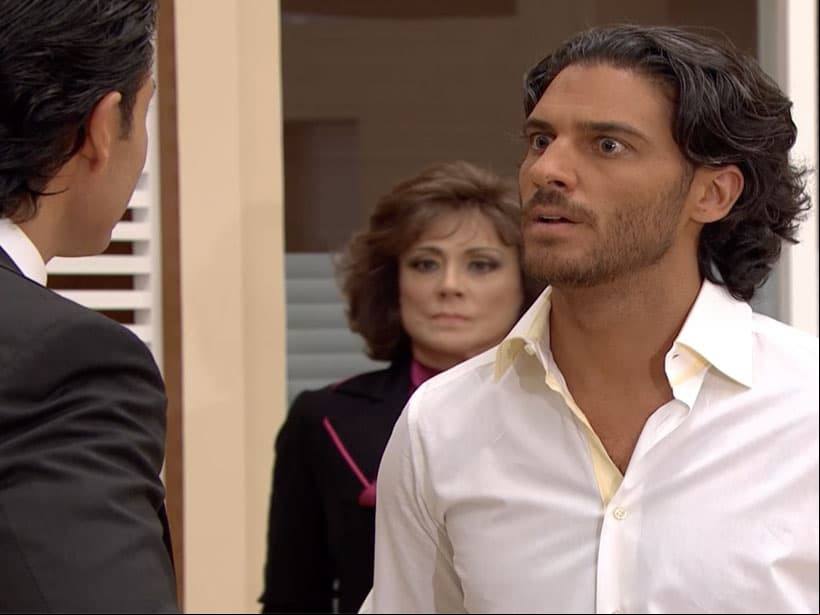 A su regreso y de gozar con Patricia Zorrilla unas vacaciones calinentes, enfrenta a Jesús por haber cometido el error de negarle la llamada a su novia.