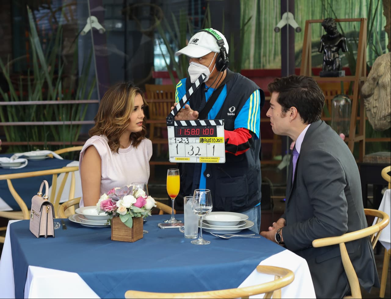 Aquí vemos a Bárbara Islas y Danilo Carrera recibiendo indicaciones previo a la grabación de la escena.