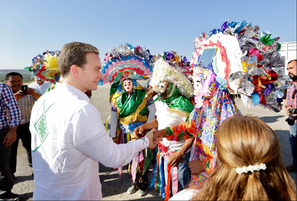 Manuel estudió la Licenciatura en Derecho en la Universidad Anáhuac y entró al mundo de la política al cumplir 18 años, ya que en 2001 se convirtió en el diputado local más joven en la historia de Chiapas. Tras ocupar varios puestos políticos, el 8 de diciembre de 2012 fue elegido como Gobernador de Chiapas, cargo que ocupó hasta 2018.
