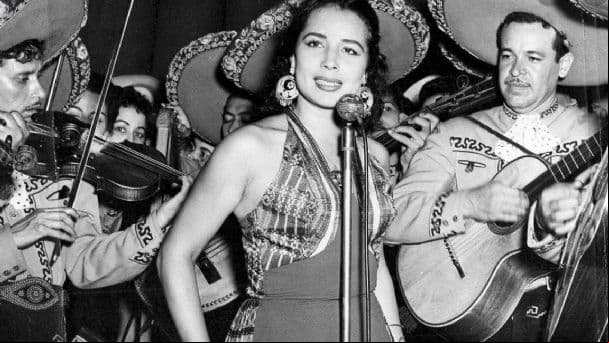 Gracias a su peculiar voz y estilo interpretativo, la estrella recibió los apodos de ‘La sentimental’ y ‘La voz que acaricia’; mientras que en las presentaciones era anunciada como ‘El alma de la canción ranchera’ y ‘La reina de la canción mexicana’.