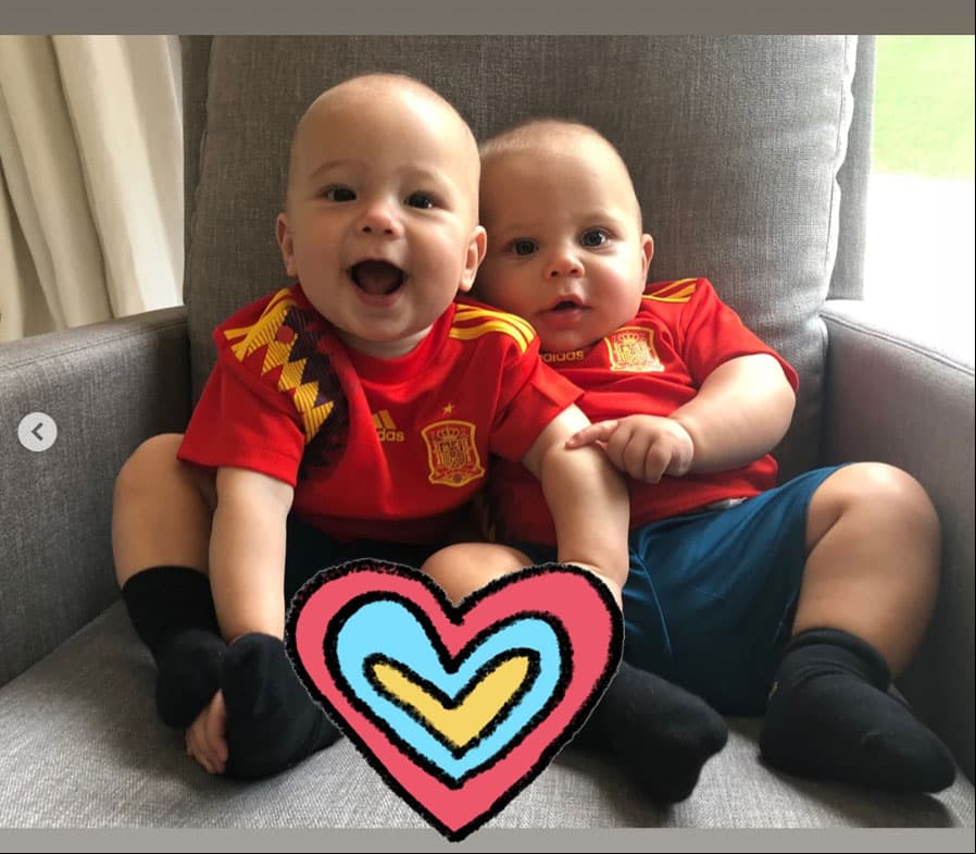 Los bebés lucieron muy tiernos al portar el uniforme de la selección española.