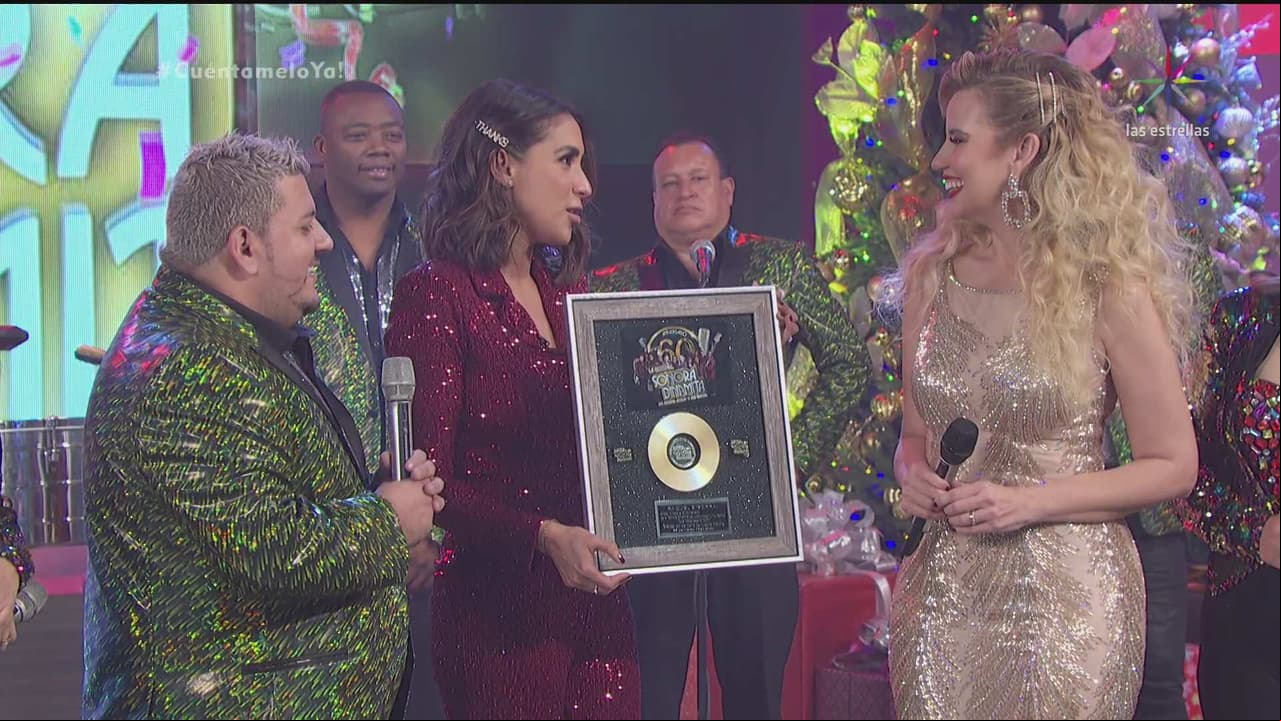 Raquel Bigorra recibió un reconocimiento por ser parte del aniversario de la Sonora Dinamita