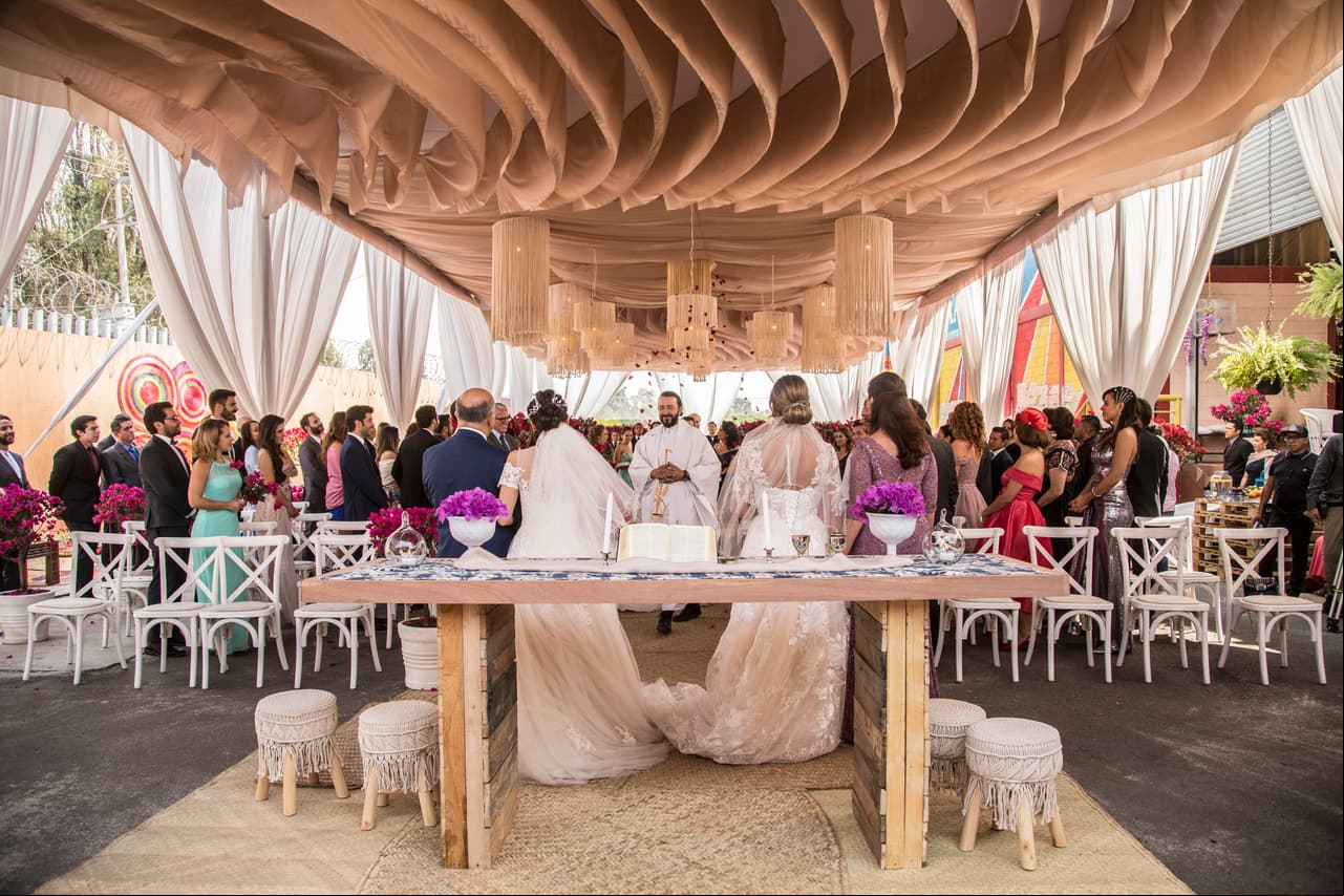 El padre casó a las dos parejas en una ceremonia afuera del mercado Buenaventura.
