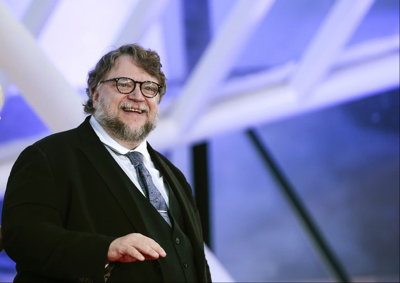 Guillermo del Toro vivió el secuestro de su padre que ocurrió en 1998, situación que lo orilló, entre otras razones, a abandonar el país y durante la promoción de ‘La Cumbre Escarlata’ en septiembre de 2015 habló de la desaparición del primo de su esposa Lorenza Newton.