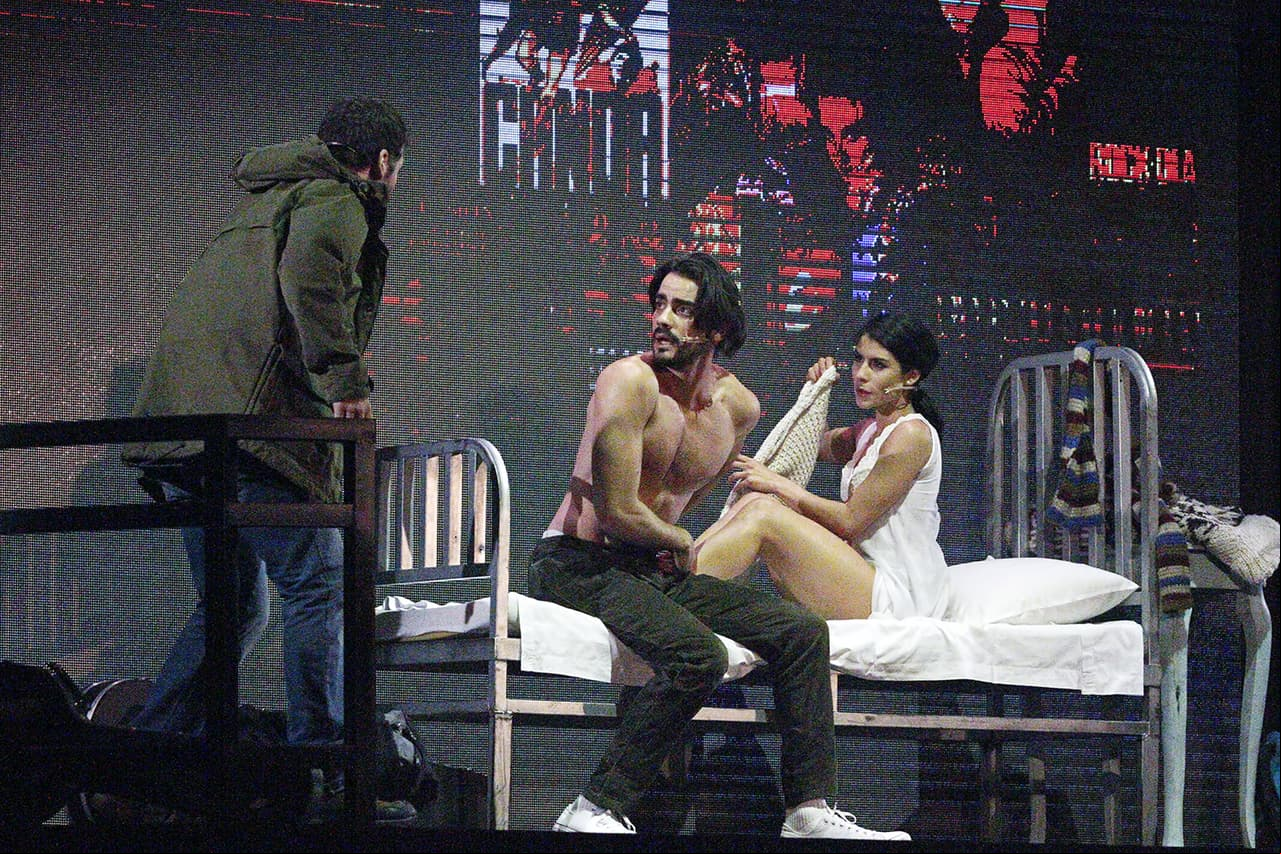 Además, el actor fue parte del elenco de la obra ‘Hoy no me puedo levantar’ al interpretar a ‘Colate’, un músico con una fuerte adicción a las drogas. “Mi (canción) favorita (del musical) es ‘Perdido en mi habitación’ porque es cuando ‘Colate’ ya está totalmente metido en las drogas, entonces es una canción súper intensa y es muy pesado pero a la vez es muy enriquecedor interpretarla”, compartió en entrevista a Quién.